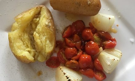 Folienkartoffeln mit Grilltomaten und Zwiebeln