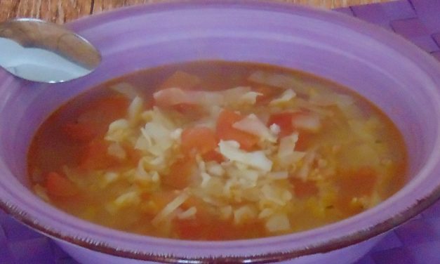 Kohlsuppe mit Reis und Tomaten