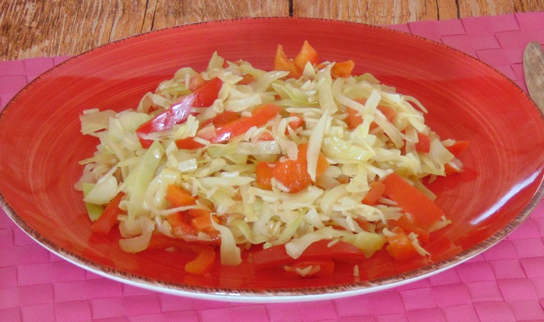 Paprika-Spitzkohl-Gemüse mit Reis