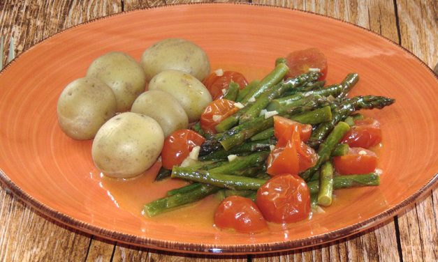 Grüner Spargel mit Tomaten und Kartoffeln